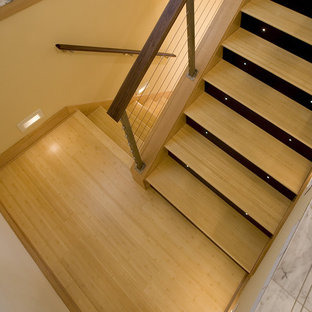 Moderne Treppe mit Drahtgeländer in Seattle