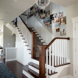 Modelo de escalera en U, de estilo americano, grande, con escalones de madera y contrahuellas enmoquetadas