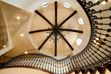 ヒューストンにある地中海スタイルのおしゃれな階段の写真