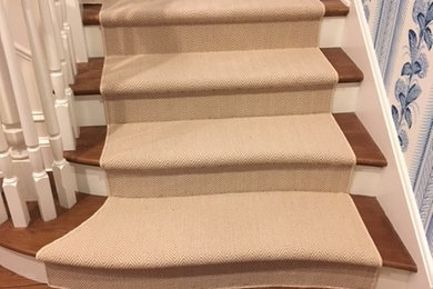 シカゴにある低価格の小さなトラディショナルスタイルのおしゃれなかね折れ階段 (フローリングの蹴込み板、木材の手すり) の写真