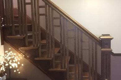 Diseño de escalera recta de tamaño medio con escalones de madera y contrahuellas de madera