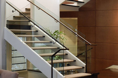 トロントにある高級な広いコンテンポラリースタイルのおしゃれな階段 (ガラスフェンス) の写真