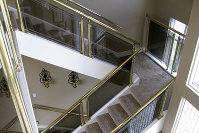 Exempel på en stor klassisk u-trappa, med heltäckningsmatta och sättsteg med heltäckningsmatta