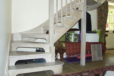 オックスフォードシャーにあるコンテンポラリースタイルのおしゃれな階段の写真