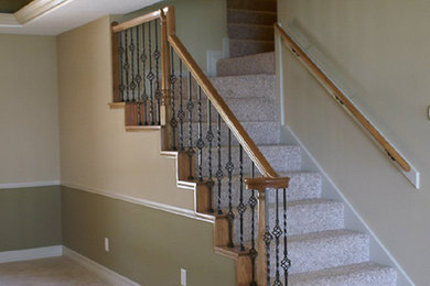 Diseño de escalera en L clásica de tamaño medio con escalones enmoquetados y contrahuellas enmoquetadas