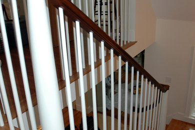 ポートランド(メイン)にあるトラディショナルスタイルのおしゃれな階段の写真