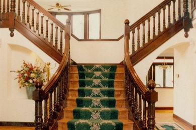 Diseño de escalera curva clásica de tamaño medio con escalones enmoquetados y contrahuellas de madera