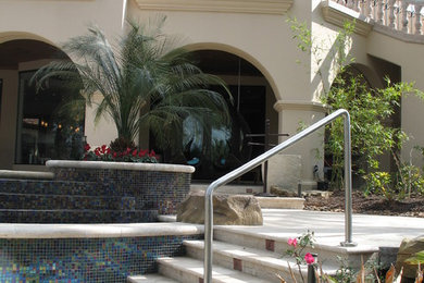 ヒューストンにある広い地中海スタイルのおしゃれな直階段 (タイルの蹴込み板) の写真