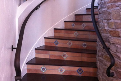 カルガリーにある地中海スタイルのおしゃれな階段の写真