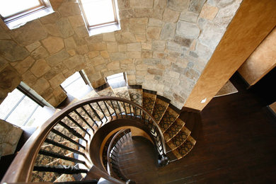 Exempel på en klassisk svängd trappa, med heltäckningsmatta, sättsteg i trä och räcke i trä