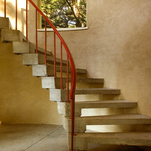 Modelo de escalera exterior, industrial, de tamaño medio, sin contrahuella, con escalones de hormigón y barandilla de metal