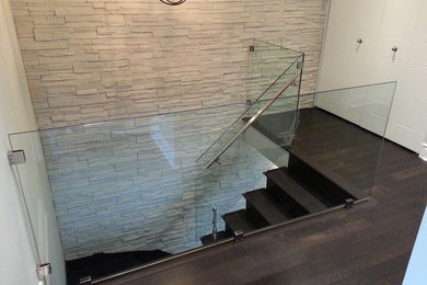 Diseño de escalera en L actual de tamaño medio con escalones de metal y contrahuellas de madera