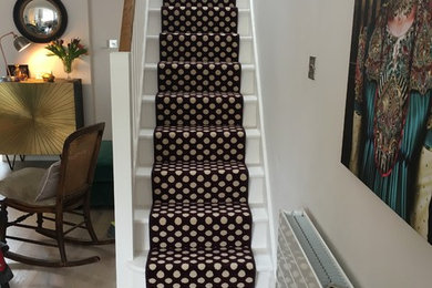 ロンドンにあるコンテンポラリースタイルのおしゃれな階段 (カーペット張りの蹴込み板) の写真