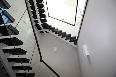 ダブリンにあるお手頃価格の広いコンテンポラリースタイルのおしゃれな階段の写真