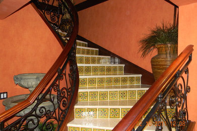 タンパにある地中海スタイルのおしゃれな階段の写真