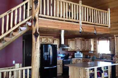 Foto de escalera recta rústica de tamaño medio con escalones de madera, contrahuellas de madera y barandilla de madera