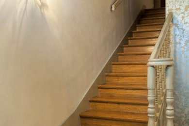 ソルトレイクシティにある中くらいなトラディショナルスタイルのおしゃれな直階段 (木の蹴込み板、木材の手すり) の写真