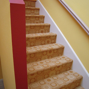 Imagen de escalera en L, actual, pequeña, con escalones enmoquetados y contrahuellas enmoquetadas