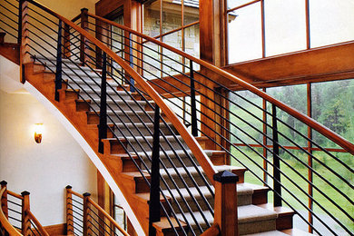 Modelo de escalera curva grande con escalones de madera, contrahuellas de madera y barandilla de madera