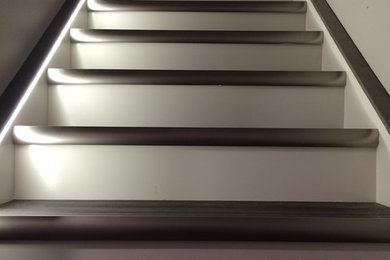 カルガリーにあるコンテンポラリースタイルのおしゃれな階段の写真