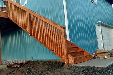 ポートランドにある低価格の中くらいなトラディショナルスタイルのおしゃれな直階段 (木の蹴込み板、木材の手すり) の写真