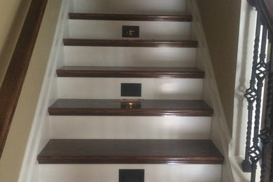 Exemple d'un petit escalier peint droit moderne avec des marches en bois.
