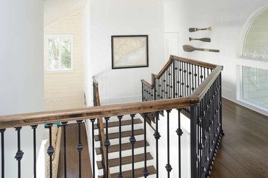 Ejemplo de escalera en L marinera pequeña con escalones de madera, contrahuellas de madera y barandilla de metal