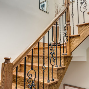 Diseño de escalera en U, tradicional renovada, de tamaño medio, con escalones de madera, contrahuellas de madera y barandilla de varios materiales