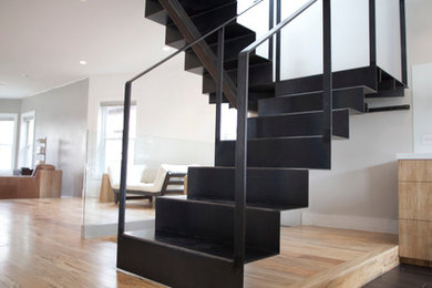 Idée de décoration pour un grand escalier minimaliste en U avec des marches en métal, des contremarches en métal et éclairage.