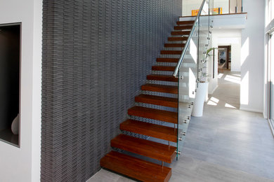 Imagen de escalera suspendida minimalista grande sin contrahuella con escalones de madera