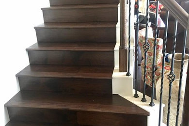 Foto de escalera clásica grande con escalones de madera y contrahuellas de madera