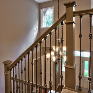 Mittelgroße Klassische Treppe in L-Form mit Teppich-Treppenstufen und Teppich-Setzstufen in Kansas City