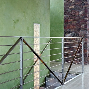 Gerade, Mittelgroße Maritime Metalltreppe mit Metall-Setzstufen in San Francisco