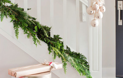 8 Christmas Staircase Decorating Ideas