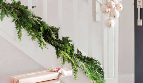 8 Christmas Staircase Decorating Ideas