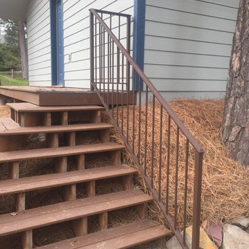 Straightforward & Long-lasting Exterior Stair Railing