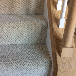 Klassische Treppe mit Teppich-Treppenstufen, Teppich-Setzstufen und Holzgeländer in Kolumbus
