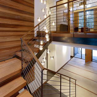 Mid-Century Holztreppe mit offenen Setzstufen in Sacramento