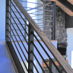 Immagine di una scala a "L" scandinava con pedata in moquette e parapetto in metallo