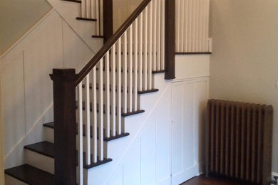 Ejemplo de escalera en L de estilo americano de tamaño medio con escalones de madera y contrahuellas de madera pintada