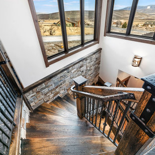 Foto di una grande scala sospesa stile rurale con pedata in legno, nessuna alzata e parapetto in materiali misti