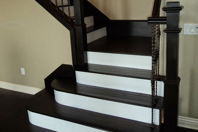 Diseño de escalera en L moderna grande con escalones de madera y contrahuellas de madera pintada