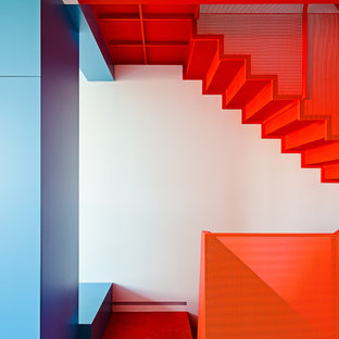 Ejemplo de escalera en L, moderna, pequeña, con escalones de metal, contrahuellas de metal y barandilla de metal
