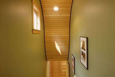 ポートランド(メイン)にある高級な広いコンテンポラリースタイルのおしゃれなサーキュラー階段 (木の蹴込み板) の写真