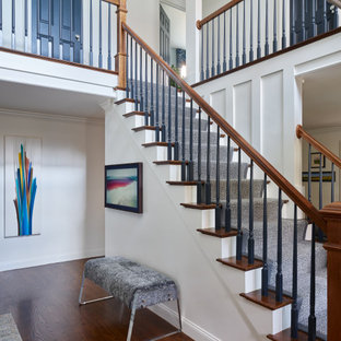 Gerade, Große Klassische Holztreppe mit Holz-Setzstufen, Mix-Geländer und vertäfelten Wänden in Boston