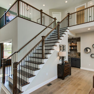 Foto di un'ampia scala a rampa dritta stile americano con pedata in legno, alzata in legno verniciato e parapetto in materiali misti