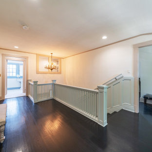 Cette photo montre un grand escalier craftsman en U avec des marches en bois, des contremarches en bois, un garde-corps en bois et boiseries.