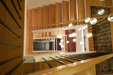 Ejemplo de escalera suspendida actual con escalones de madera