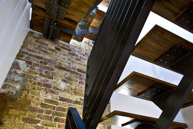 ロンドンにあるお手頃価格の中くらいなインダストリアルスタイルのおしゃれな階段の写真