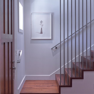 Diseño de escalera recta, moderna, de tamaño medio, con escalones de madera y contrahuellas de madera